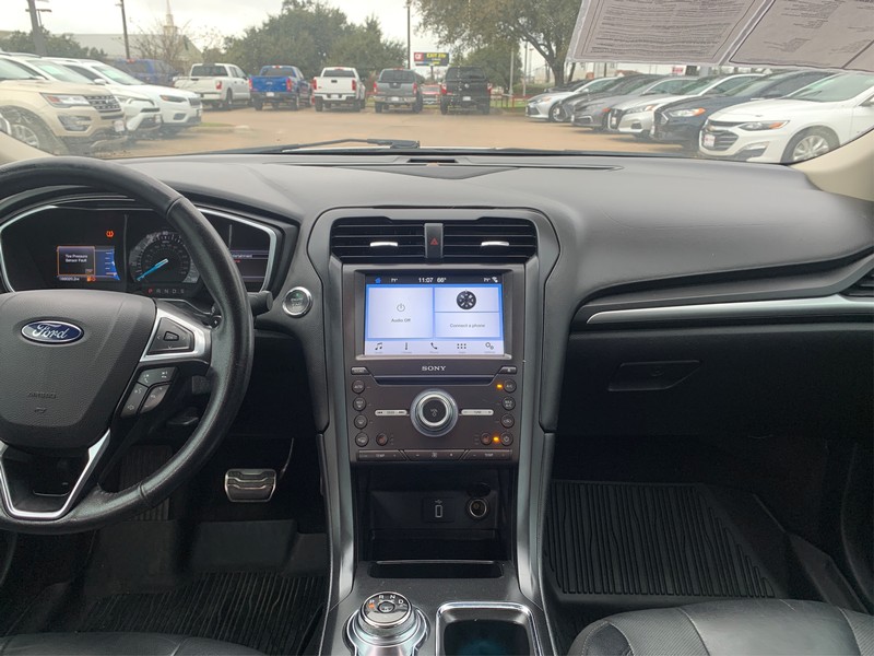 Ford Fusion Vehicle Full-screen Gallery Image 11