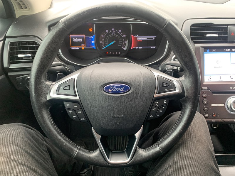 Ford Fusion Vehicle Full-screen Gallery Image 13