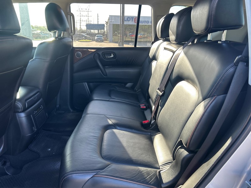 Nissan Armada Vehicle Full-screen Gallery Image 10