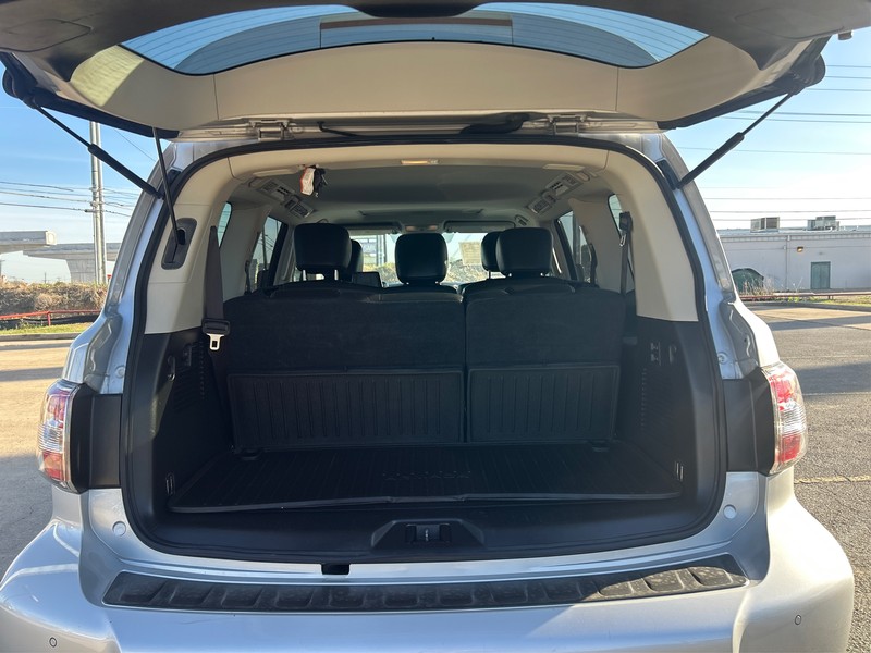 Nissan Armada Vehicle Full-screen Gallery Image 11