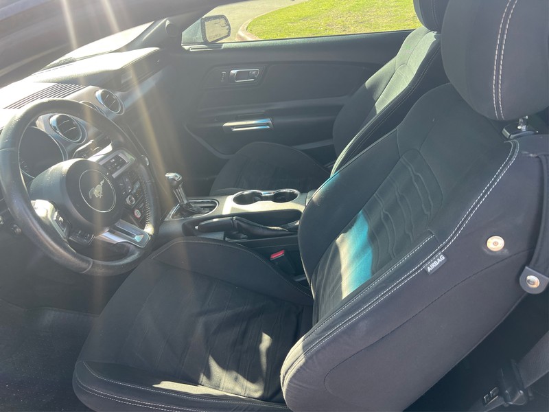 Ford Mustang Vehicle Full-screen Gallery Image 9