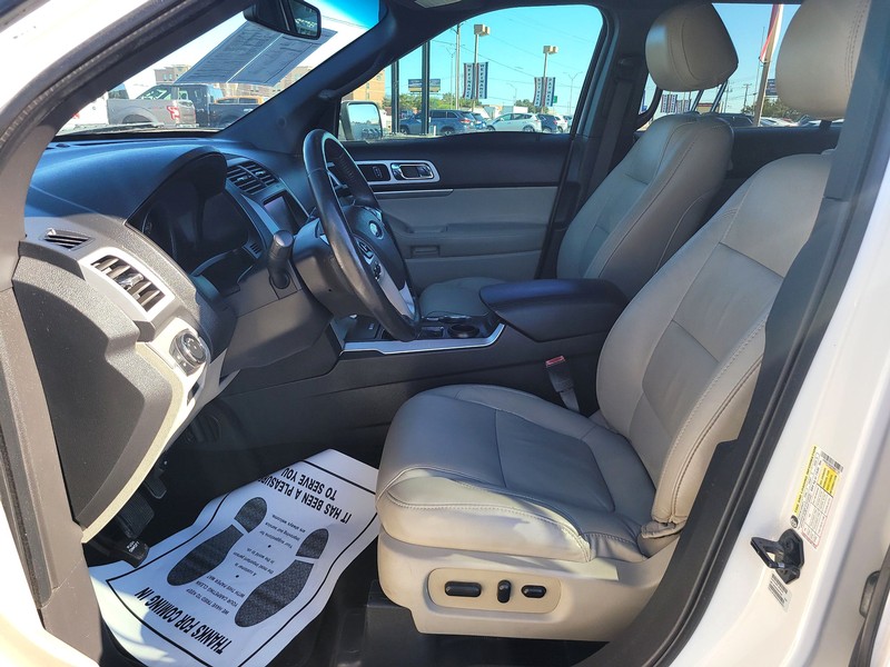 Ford Explorer Vehicle Full-screen Gallery Image 8