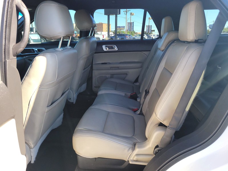 Ford Explorer Vehicle Full-screen Gallery Image 9