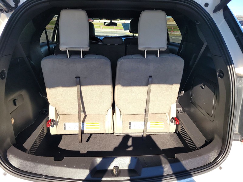 Ford Explorer Vehicle Full-screen Gallery Image 10