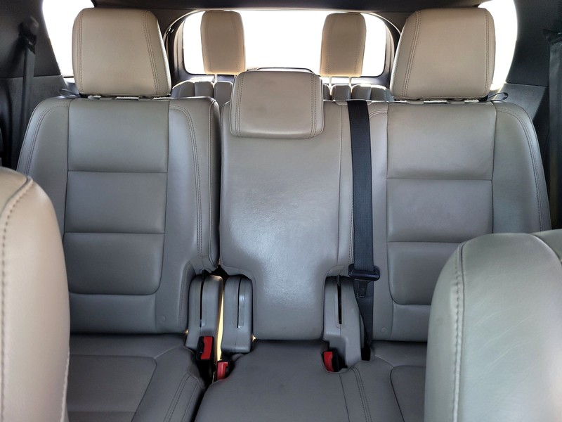 Ford Explorer Vehicle Full-screen Gallery Image 12