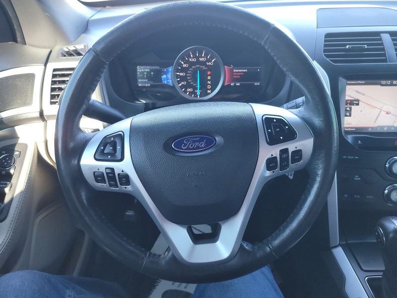 Ford Explorer Vehicle Full-screen Gallery Image 13