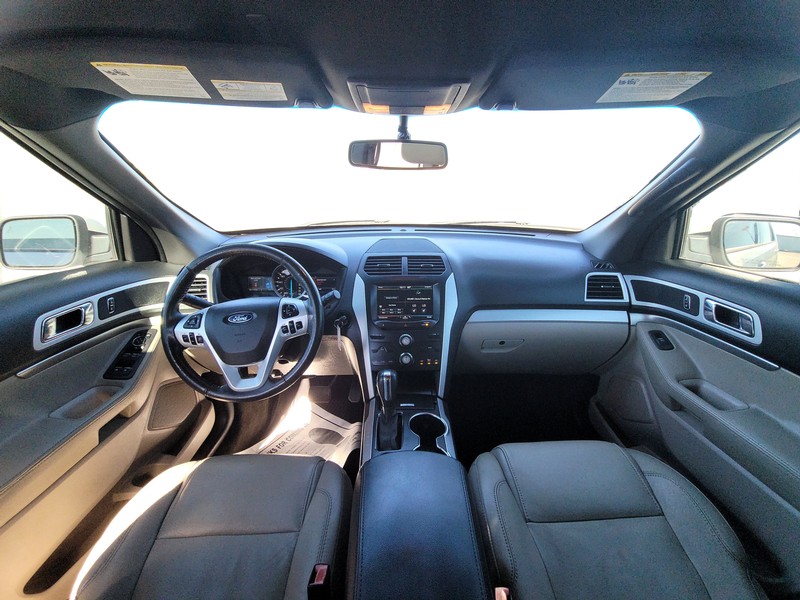 Ford Explorer Vehicle Full-screen Gallery Image 14