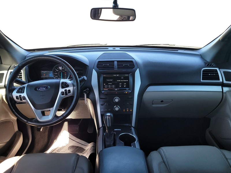 Ford Explorer Vehicle Full-screen Gallery Image 15