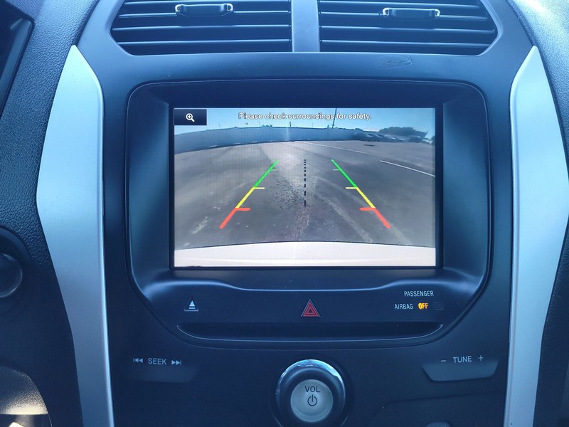 Ford Explorer Vehicle Full-screen Gallery Image 17