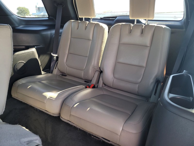 Ford Explorer Vehicle Full-screen Gallery Image 18