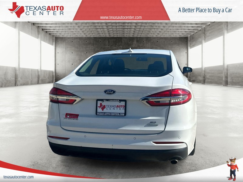 Ford Fusion Vehicle Full-screen Gallery Image 6