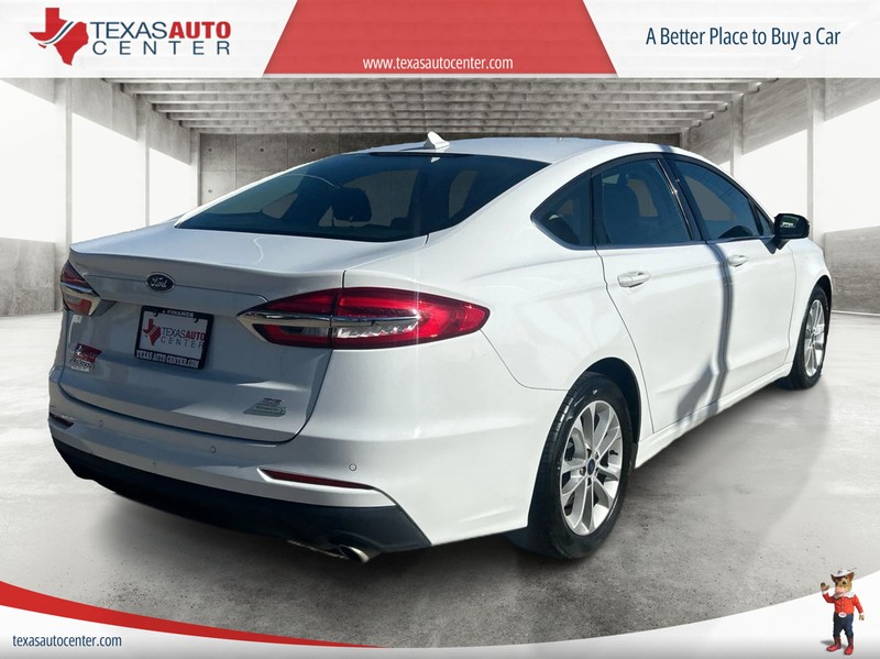 Ford Fusion Vehicle Full-screen Gallery Image 7