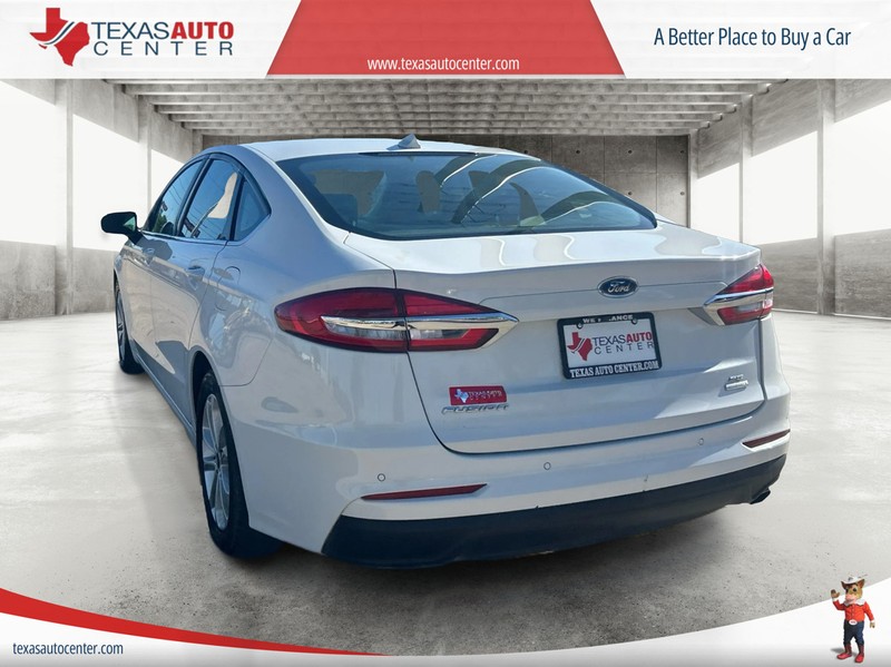 Ford Fusion Vehicle Full-screen Gallery Image 8