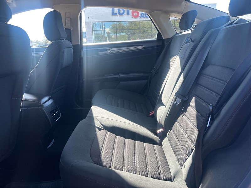 Ford Fusion Vehicle Full-screen Gallery Image 10