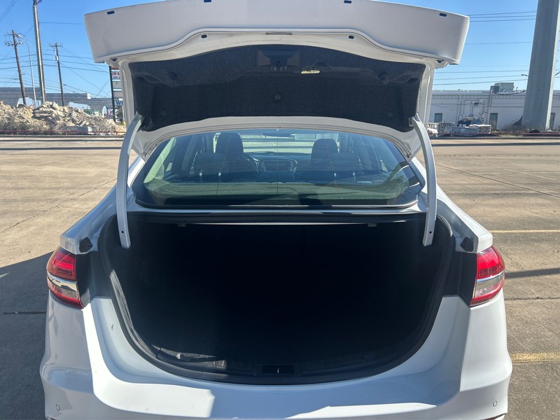 Ford Fusion Vehicle Full-screen Gallery Image 11