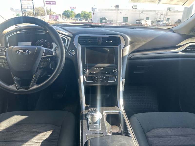 Ford Fusion Vehicle Full-screen Gallery Image 12