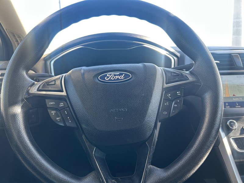 Ford Fusion Vehicle Full-screen Gallery Image 14