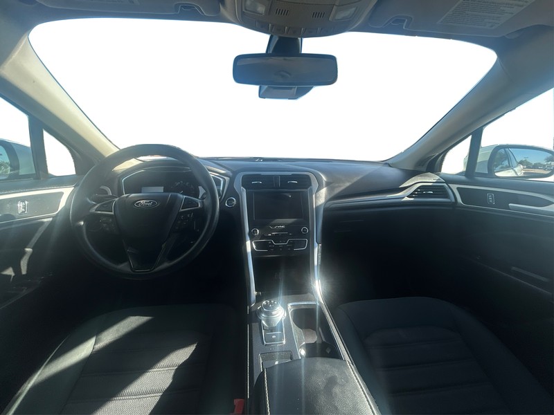 Ford Fusion Vehicle Full-screen Gallery Image 16