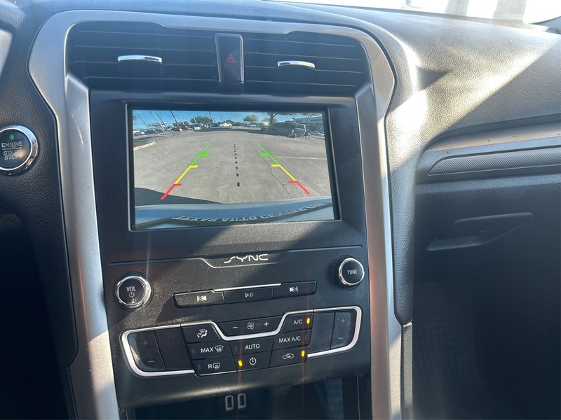 Ford Fusion Vehicle Full-screen Gallery Image 17