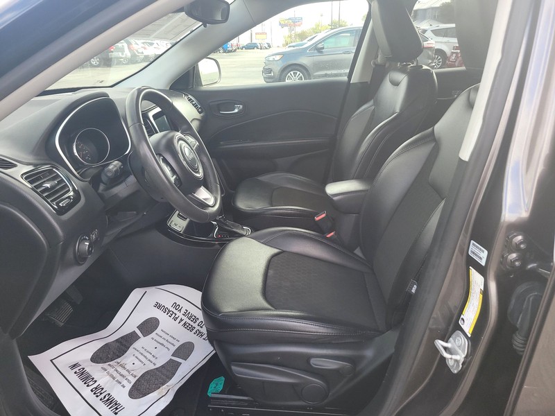 Jeep Compass Vehicle Full-screen Gallery Image 9