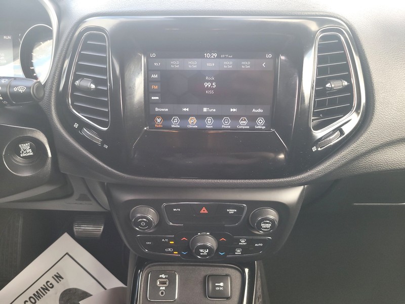 Jeep Compass Vehicle Full-screen Gallery Image 12