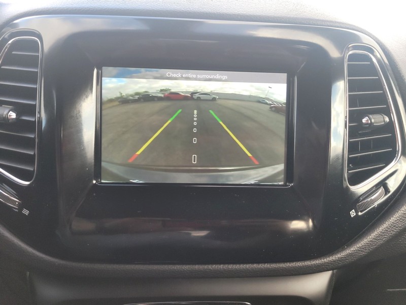 Jeep Compass Vehicle Full-screen Gallery Image 17