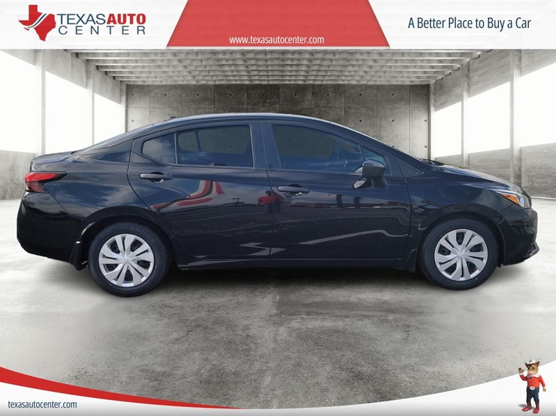 Nissan Versa Sedan Vehicle Full-screen Gallery Image 4
