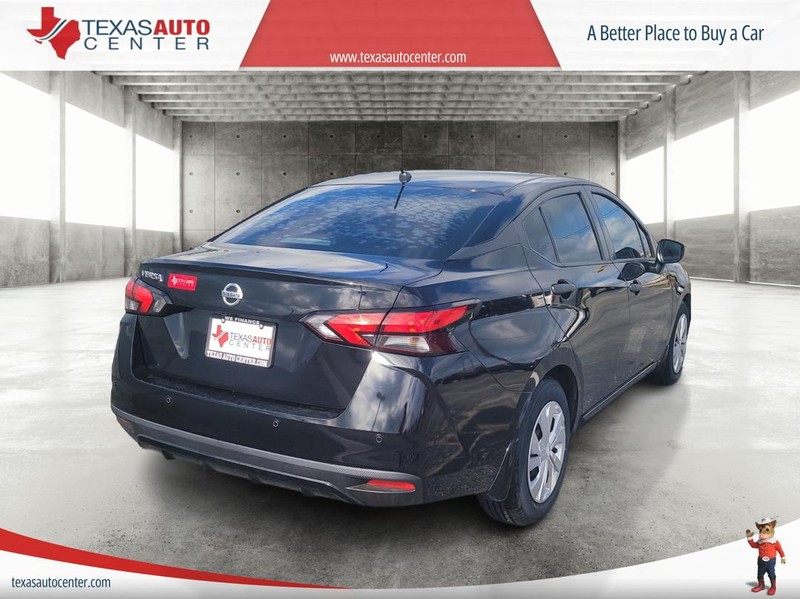 Nissan Versa Sedan Vehicle Full-screen Gallery Image 7