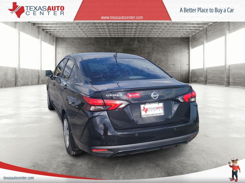 Nissan Versa Sedan Vehicle Full-screen Gallery Image 8