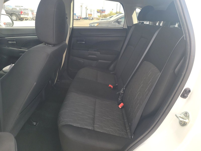 Mitsubishi Outlander Sport Vehicle Full-screen Gallery Image 10