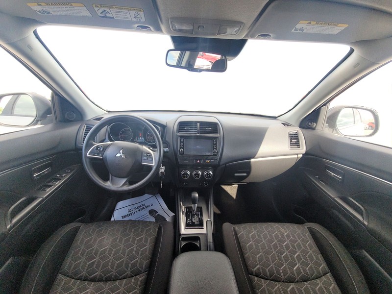Mitsubishi Outlander Sport Vehicle Full-screen Gallery Image 15
