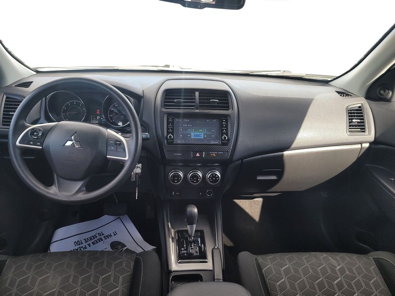 Mitsubishi Outlander Sport Vehicle Full-screen Gallery Image 16