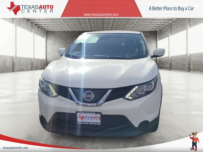 Nissan Rogue Sport Vehicle Full-screen Gallery Image 3