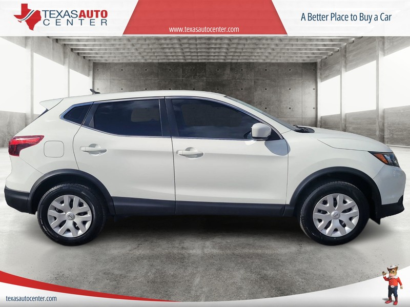 Nissan Rogue Sport Vehicle Full-screen Gallery Image 4