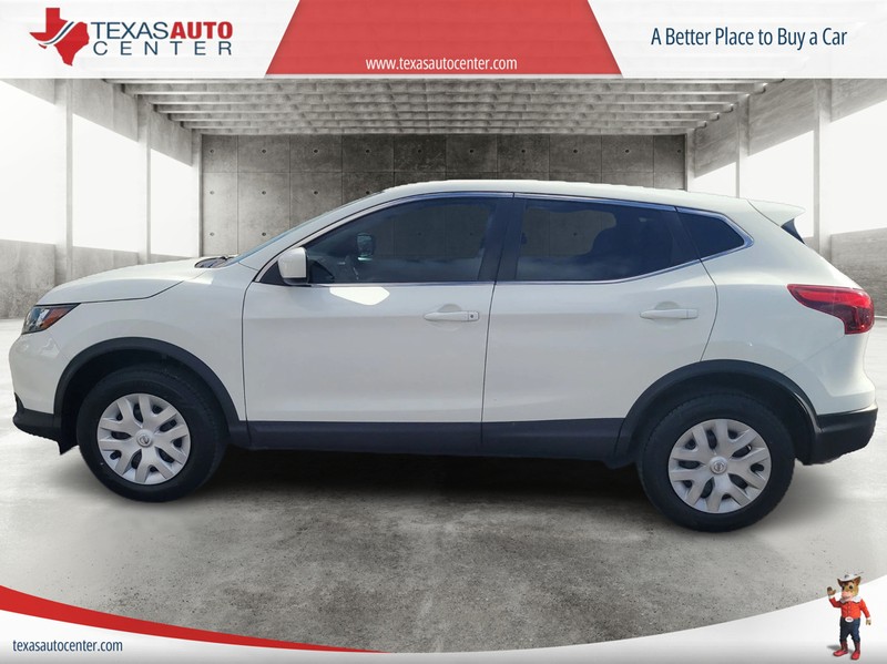 Nissan Rogue Sport Vehicle Full-screen Gallery Image 5