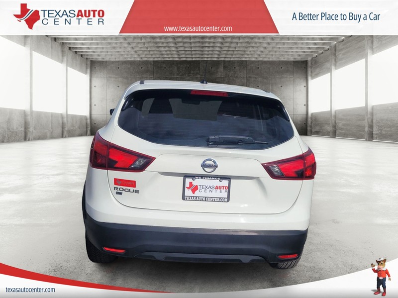 Nissan Rogue Sport Vehicle Full-screen Gallery Image 6