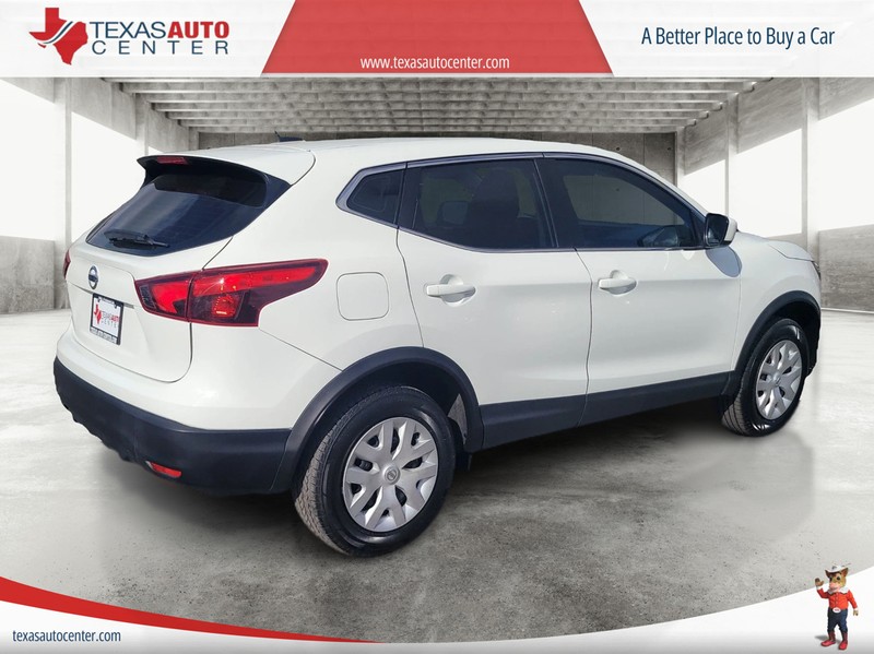 Nissan Rogue Sport Vehicle Full-screen Gallery Image 7