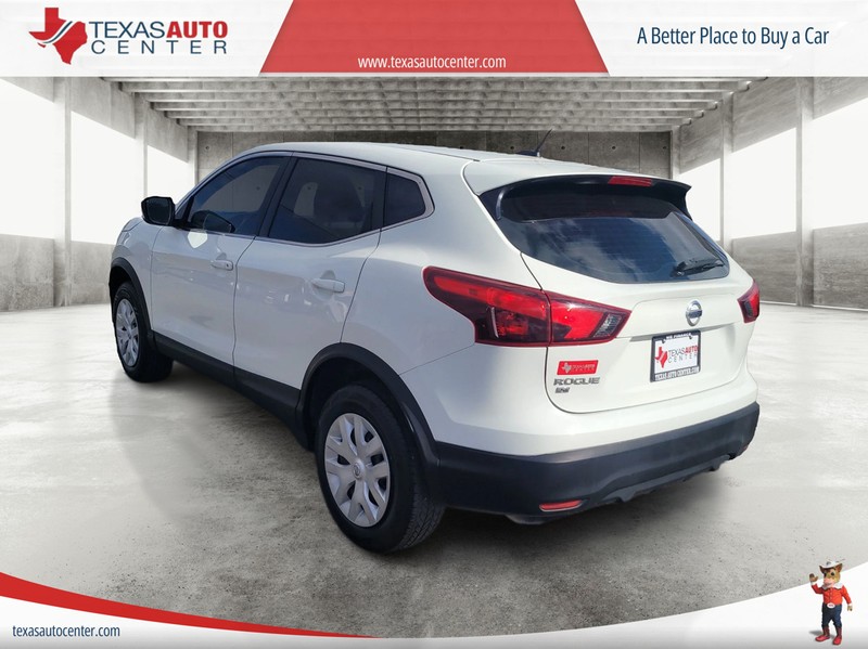 Nissan Rogue Sport Vehicle Full-screen Gallery Image 8