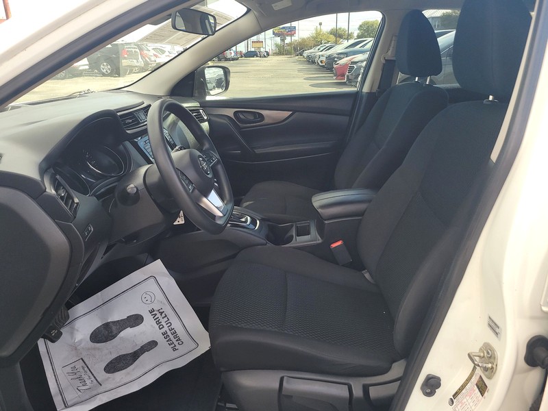 Nissan Rogue Sport Vehicle Full-screen Gallery Image 9