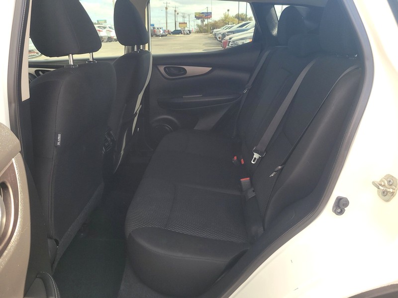 Nissan Rogue Sport Vehicle Full-screen Gallery Image 10