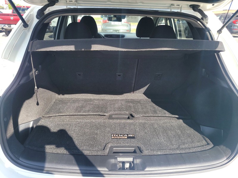 Nissan Rogue Sport Vehicle Full-screen Gallery Image 11