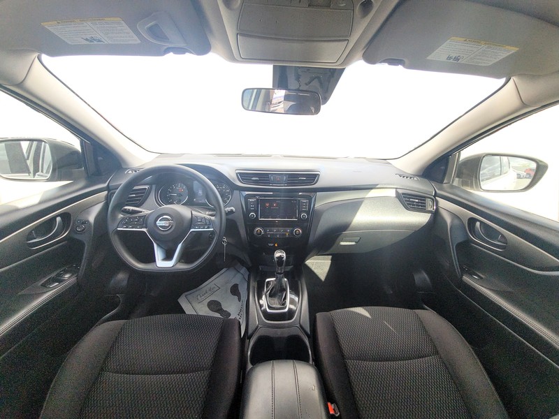 Nissan Rogue Sport Vehicle Full-screen Gallery Image 15