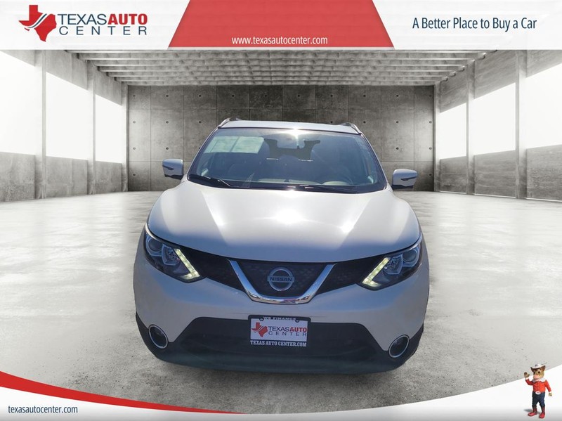 Nissan Rogue Sport Vehicle Full-screen Gallery Image 3