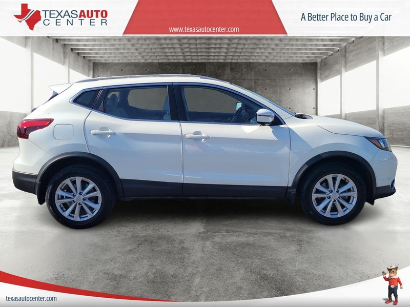 Nissan Rogue Sport Vehicle Full-screen Gallery Image 4