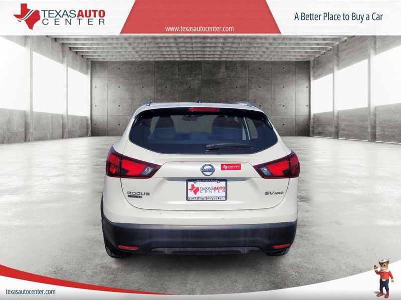 Nissan Rogue Sport Vehicle Full-screen Gallery Image 6