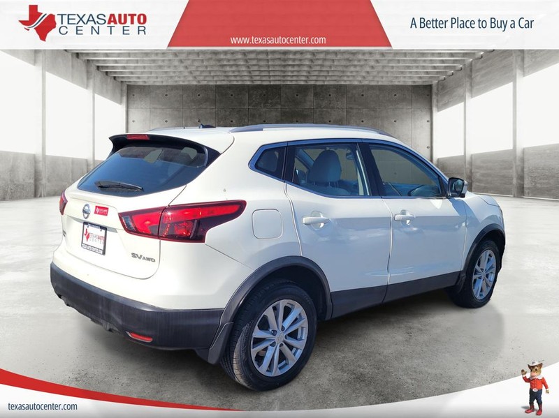 Nissan Rogue Sport Vehicle Full-screen Gallery Image 7