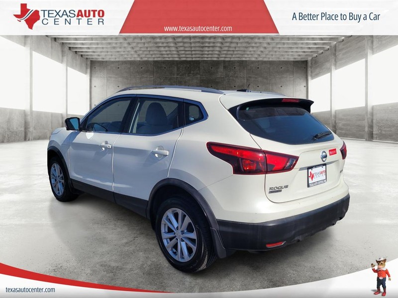 Nissan Rogue Sport Vehicle Full-screen Gallery Image 8