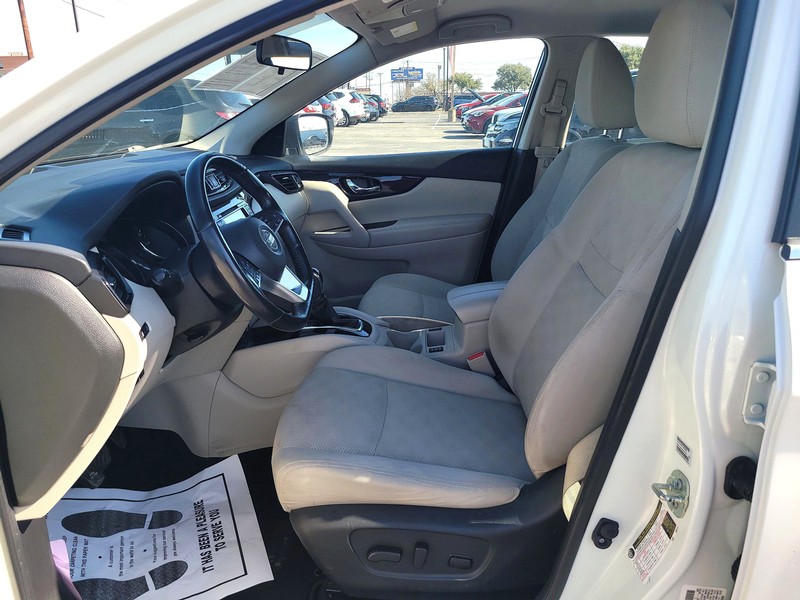 Nissan Rogue Sport Vehicle Full-screen Gallery Image 9