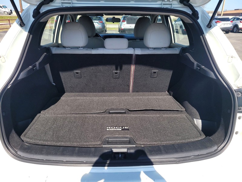 Nissan Rogue Sport Vehicle Full-screen Gallery Image 11