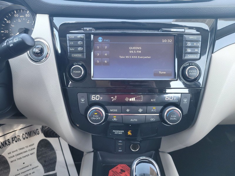 Nissan Rogue Sport Vehicle Full-screen Gallery Image 12